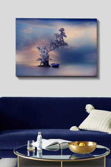 Lerretsbilde 70x100 cm - Fredelig båt på en magisk, tåkete strand med et tre som strekker seg over vannet - Blå / Grå / Hvit - Interiør - Maleri & posters - Lerretsbilder