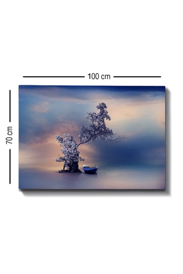 Lerretsbilde 70x100 cm - Fredelig båt på en magisk, tåkete strand med et tre som strekker seg over vannet - Blå / Grå / Hvit - Interiør - Maleri & posters - Lerretsbilder