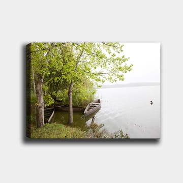 Lerretsbilde 70x100 cm - Fredelig innsjø med båter og frodige trær ved vannet - Grønn / Brun / Grå - Interiør - Maleri & posters - Lerretsbilder