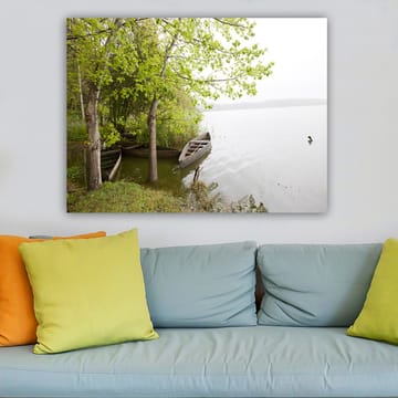 Lerretsbilde 70x100 cm - Fredelig innsjø med båter og frodige trær ved vannet - Grønn / Brun / Grå - Interiør - Maleri & posters - Lerretsbilder