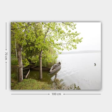 Lerretsbilde 70x100 cm - Fredelig innsjø med båter og frodige trær ved vannet - Grønn / Brun / Grå - Interiør - Maleri & posters - Lerretsbilder