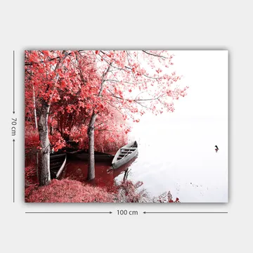 Lerretsbilde 70x100 cm - Fredelig innsjø med to båter omgitt av glitrende røde trær i høstfarger - Rød / Grå - Interiør - Maleri & posters - Lerretsbilder