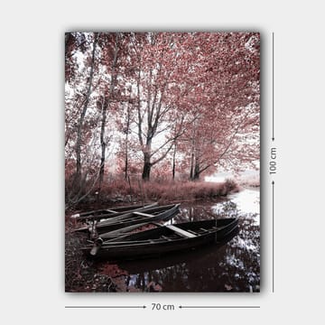 Lerretsbilde 70x100 cm - Fredelig innsjø med to båter omgitt av røde trær og vegetasjon - Rød / Svart / Hvit - Interiør - Maleri & posters - Lerretsbilder