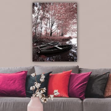 Lerretsbilde 70x100 cm - Fredelig innsjø med to båter omgitt av røde trær og vegetasjon - Rød / Svart / Hvit - Interiør - Maleri & posters - Lerretsbilder