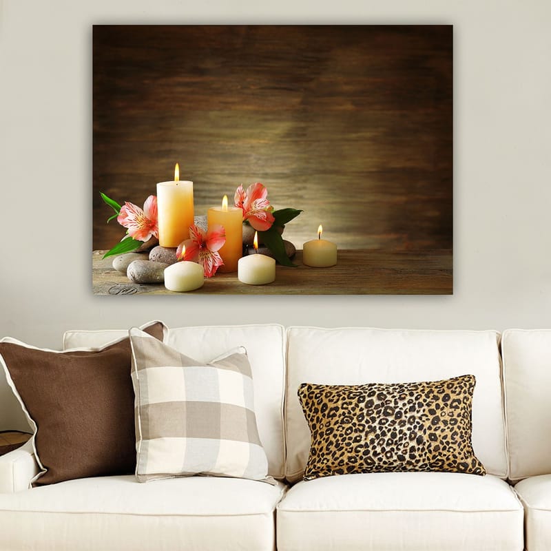 Lerretsbilde 70x100 cm - Fredelig komposisjon av skinnende lys og rosa blomster på steiner - Lys gul / Rosa / Grønn - Interiør - Maleri & posters - Lerretsbilder