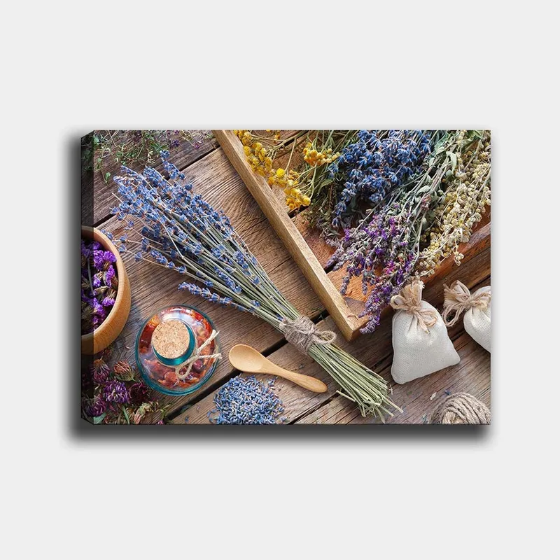 Lerretsbilde 70x100 cm - Fredelig komposisjon av tørkede blomster og urter i forskjellige farger, arrangert på et trebord, Blå / Gul / Lilla