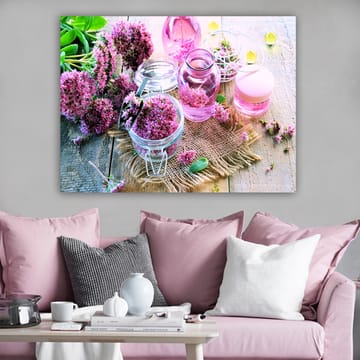 Lerretsbilde 70x100 cm - Fredelig komposisjon med rosa blomster og glassbeholdere som skaper en harmonisk atmosfære - Rosa / Grønn / Klar - Interiør - Maleri & posters - Lerretsbilder