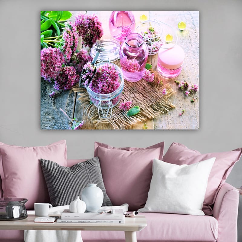 Lerretsbilde 70x100 cm - Fredelig komposisjon med rosa blomster og glassbeholdere som skaper en harmonisk atmosfære - Rosa / Grønn / Klar - Interiør - Maleri & posters - Lerretsbilder