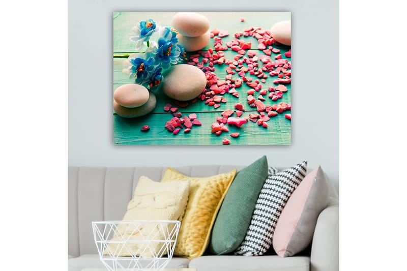 Lerretsbilde 70x100 cm - Fredelig komposisjon med steiner og blå blomster på grønn bakgrunn, Blå / Rosa / Grønn