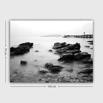 Lerretsbilde 70x100 cm - Fredelig kystlandskap med klipper og en brygge i det fjerne - Svart / Hvit / Grå - Interiør - Maleri & posters - Lerretsbilder