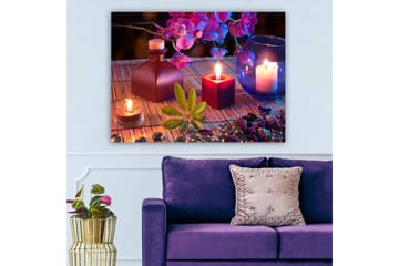 Lerretsbilde 70x100 cm - Fredelig og harmonisk stilleben med lys, blomster og dekorasjoner - Mørk rød / Grønn / Lilla - Interiør - Maleri & posters - Lerretsbilder