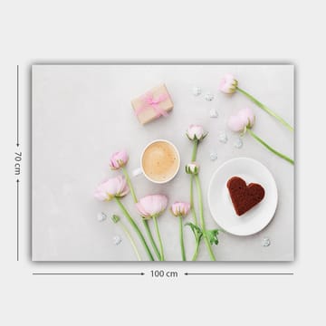 Lerretsbilde 70x100 cm - Fredelig og romantisk borddekking med rosa blomster, en kopp kaffe og en hjerteformet kake - Rosa / Brun / Hvit - Interiør - Maleri & posters - Lerretsbilder