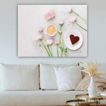Lerretsbilde 70x100 cm - Fredelig og romantisk borddekking med rosa blomster, en kopp kaffe og en hjerteformet kake - Rosa / Brun / Hvit - Interiør - Maleri & posters - Lerretsbilder