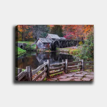 Lerretsbilde 70x100 cm - Gammel mølle ved en speilblank innsjø omgitt av høstfarger - Rød / Grønn / Brun - Interiør - Maleri & posters - Lerretsbilder