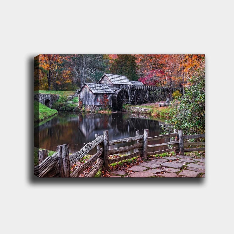 Lerretsbilde 70x100 cm - Gammel mølle ved en speilblank innsjø omgitt av høstfarger, Rød / Grønn / Brun