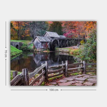 Lerretsbilde 70x100 cm - Gammel mølle ved en speilblank innsjø omgitt av høstfarger - Rød / Grønn / Brun - Interiør - Maleri & posters - Lerretsbilder