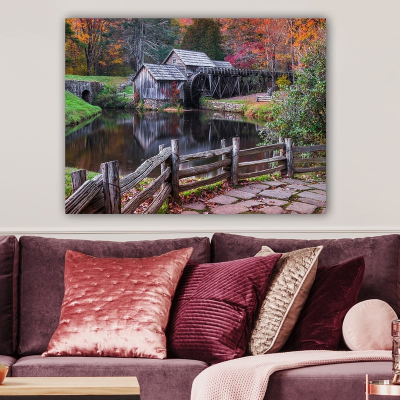 Lerretsbilde 70x100 cm - Gammel mølle ved en speilblank innsjø omgitt av høstfarger - Rød / Grønn / Brun - Interiør - Maleri & posters - Lerretsbilder