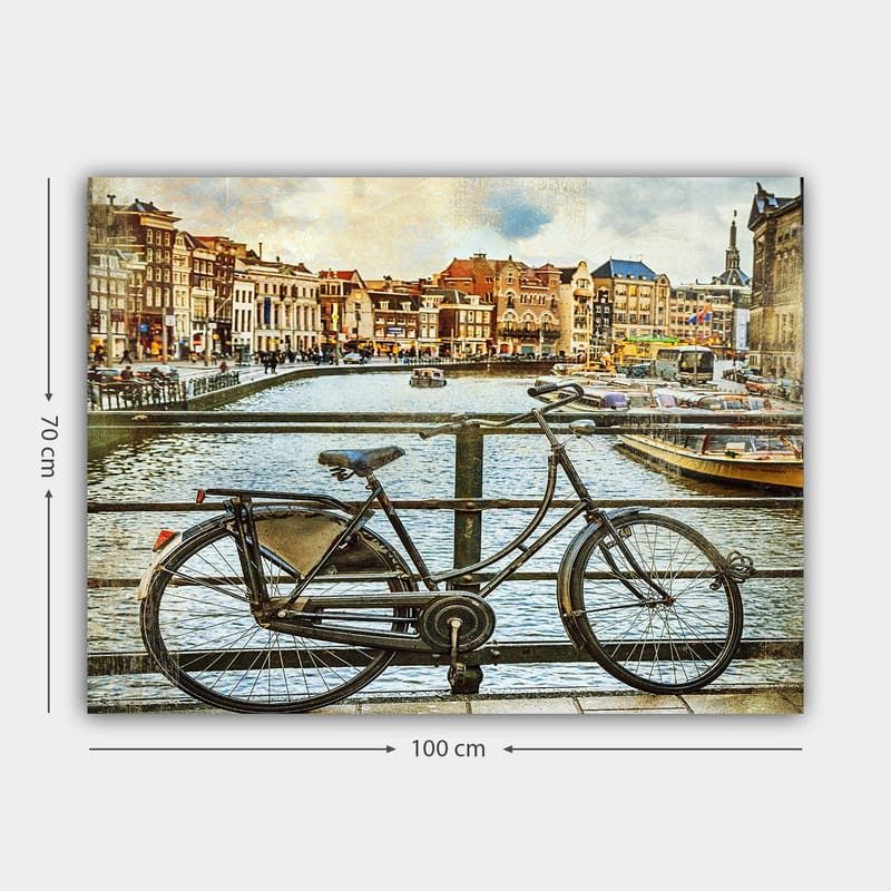 Lerretsbilde 70x100 cm - Gammel sykkel lent mot et rekkverk ved en kanal med pittoreske bygninger i bakgrunnen - Svart / Grå / Brun - Interiør - Maleri & posters - Lerretsbilder