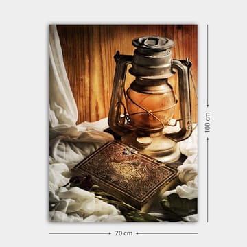 Lerretsbilde 70x100 cm - Gammeldags oljelampe og en dekorativ boks omgitt av myke stoffer - Gull / Brun / Beige - Interiør - Maleri & posters - Lerretsbilder