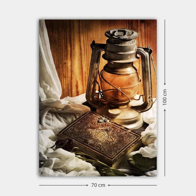 Lerretsbilde 70x100 cm - Gammeldags oljelampe og en dekorativ boks omgitt av myke stoffer - Gull / Brun / Beige - Interiør - Maleri & posters - Lerretsbilder