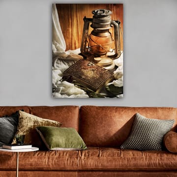 Lerretsbilde 70x100 cm - Gammeldags oljelampe og en dekorativ boks omgitt av myke stoffer - Gull / Brun / Beige - Interiør - Maleri & posters - Lerretsbilder