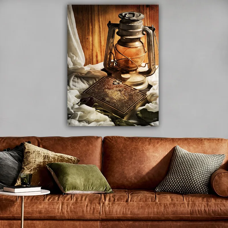 Lerretsbilde 70x100 cm - Gammeldags oljelampe og en dekorativ boks omgitt av myke stoffer - Gull / Brun / Beige - Interiør - Maleri & posters - Lerretsbilder