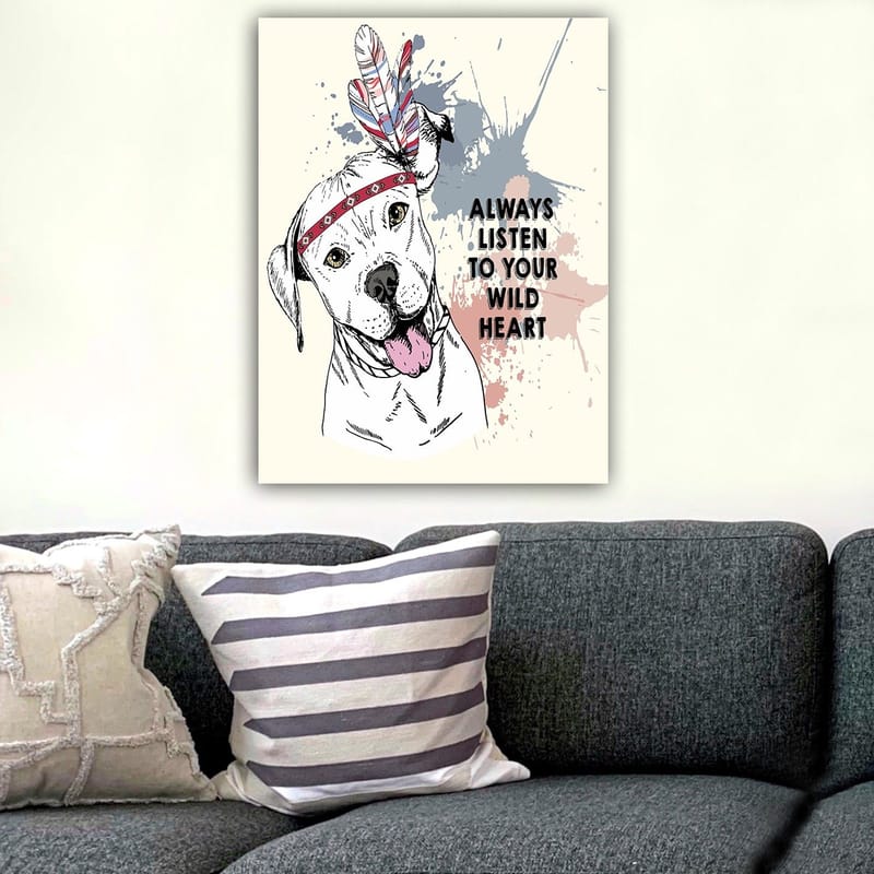 Lerretsbilde 70x100 cm - Glad hund med fjær og et bånd rundt hodet som oppmuntrer deg til å lytte til ditt ville hjerte - Hvit / Rød / Blå - Interiør - Maleri & posters - Lerretsbilder