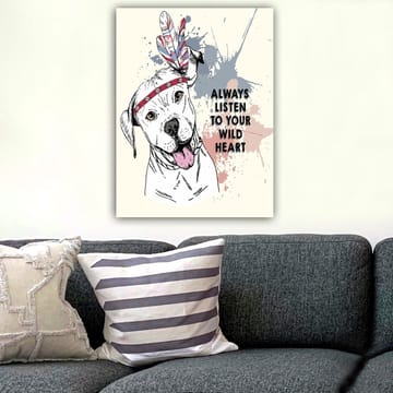 Lerretsbilde 70x100 cm - Glad hund med fjær og et bånd rundt hodet som oppmuntrer deg til å lytte til ditt ville hjerte - Hvit / Rød / Blå - Interiør - Maleri & posters - Lerretsbilder