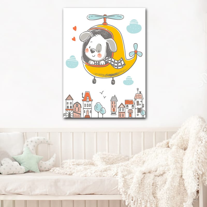 Lerretsbilde 70x100 cm - Glad hund som flyr i et gult helikopter over en by med fargerike hus - Gul / Grå / Blå - Interiør - Maleri & posters - Lerretsbilder