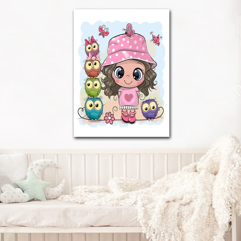 Lerretsbilde 70x100 cm - Glad jente med rosa hatt omgitt av fargerike ugler og sommerfugler - Rosa / Grønn / Blå - Interiør - Maleri & posters - Lerretsbilder