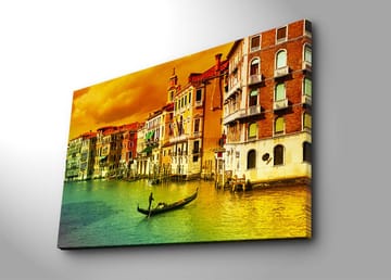 Lerretsbilde 70x100 cm - Gondol som glir gjennom en kanal omgitt av fargerike bygninger i Venezia - Gull / Grønn / Rød - Interiør - Maleri & posters - Lerretsbilder