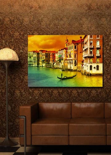 Lerretsbilde 70x100 cm - Gondol som glir gjennom en kanal omgitt av fargerike bygninger i Venezia - Gull / Grønn / Rød - Interiør - Maleri & posters - Lerretsbilder