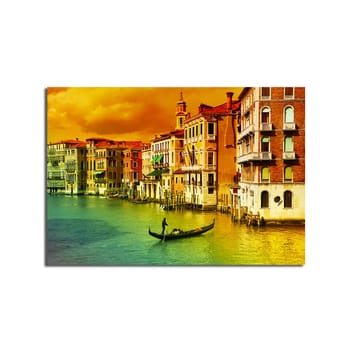 Lerretsbilde 70x100 cm - Gondol som glir gjennom en kanal omgitt av fargerike bygninger i Venezia - Gull / Grønn / Rød - Interiør - Maleri & posters - Lerretsbilder