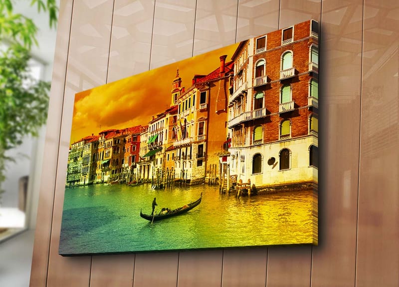 Lerretsbilde 70x100 cm - Gondol som glir gjennom en kanal omgitt av fargerike bygninger i Venezia - Gull / Grønn / Rød - Interiør - Maleri & posters - Lerretsbilder