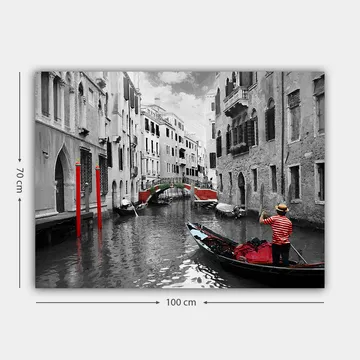Lerretsbilde 70x100 cm - Gondolier som navigerer gjennom en venetiansk kanal med fargerike detaljer i et svart-hvitt miljø - Rød / Grønn / Svart - Interiør - Maleri & posters - Lerretsbilder