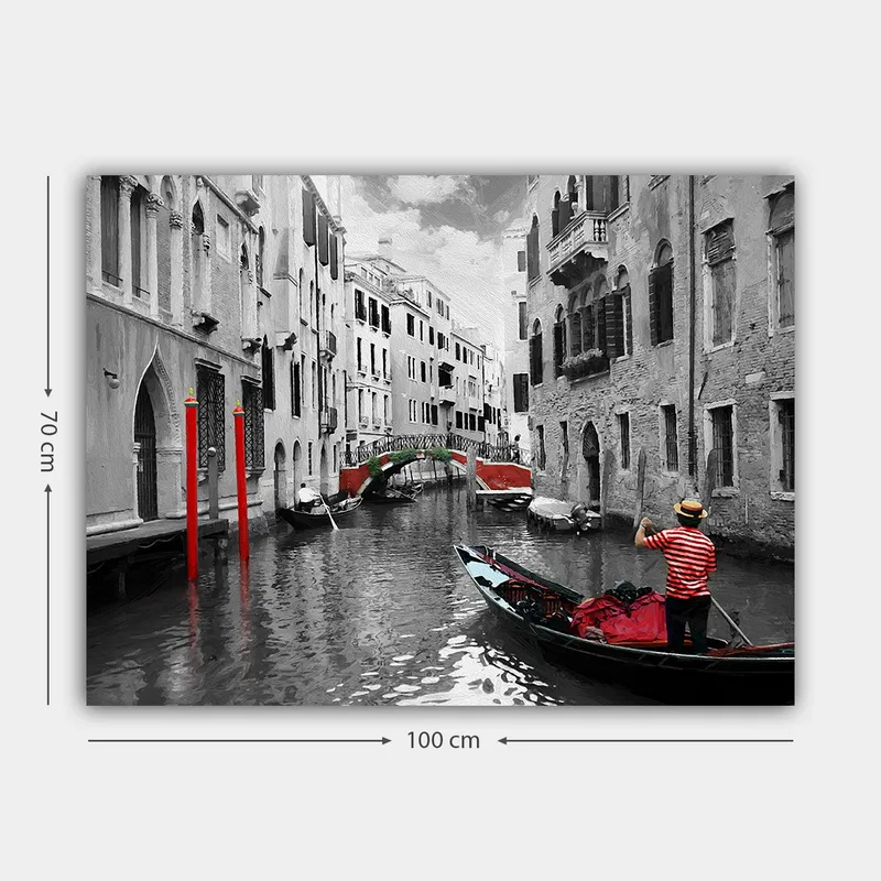 Lerretsbilde 70x100 cm - Gondolier som navigerer gjennom en venetiansk kanal med fargerike detaljer i et svart-hvitt miljø - Rød / Grønn / Svart - Interiør - Maleri & posters - Lerretsbilder