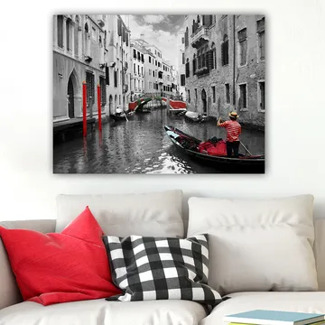 Lerretsbilde 70x100 cm - Gondolier som navigerer gjennom en venetiansk kanal med fargerike detaljer i et svart-hvitt miljø - Rød / Grønn / Svart - Interiør - Maleri & posters - Lerretsbilder