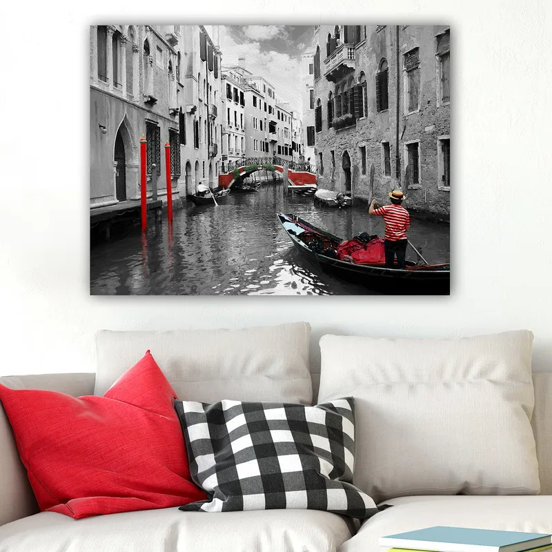 Lerretsbilde 70x100 cm - Gondolier som navigerer gjennom en venetiansk kanal med fargerike detaljer i et svart-hvitt miljø - Rød / Grønn / Svart - Interiør - Maleri & posters - Lerretsbilder