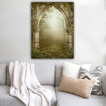 Lerretsbilde 70x100 cm - Gotisk portal omgitt av grøntområder og tåke i et mystisk skogsmiljø - Grå / Grønn / Beige - Interiør - Maleri & posters - Lerretsbilder