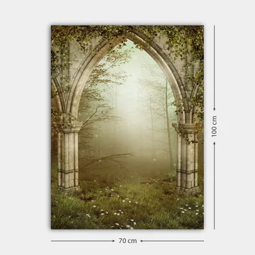 Lerretsbilde 70x100 cm - Gotisk portal omgitt av grøntområder og tåke i et mystisk skogsmiljø - Grå / Grønn / Beige - Interiør - Maleri & posters - Lerretsbilder