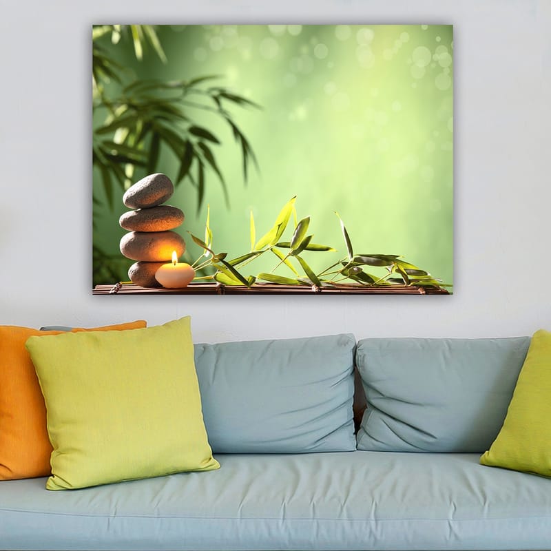 Lerretsbilde 70x100 cm - Harmonisk komposisjon med stablede steiner, et stearinlys og bambus som symboliserer ro og balanse - Grønn / Grå / Beige - Interiør - Maleri & posters - Lerretsbilder