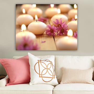 Lerretsbilde 70x100 cm - Harmonisk samling av tente lys omgitt av rosa blomster - Lys rosa / Hvit / Beige - Interiør - Maleri & posters - Lerretsbilder