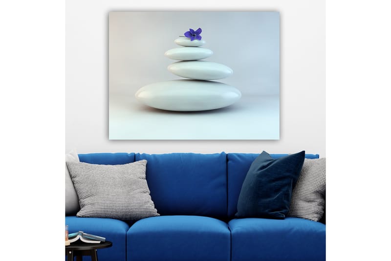 Lerretsbilde 70x100 cm - Haug med hvite steiner med en lilla blomst på toppen - Hvit / Lilla - Interiør - Maleri & posters - Lerretsbilder