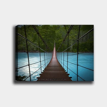 Lerretsbilde 70x100 cm - Hengebro som går over en rolig, blå elv omgitt av frodige trær - Mørk brun / Turkis / Grønn - Interiør - Maleri & posters - Lerretsbilder