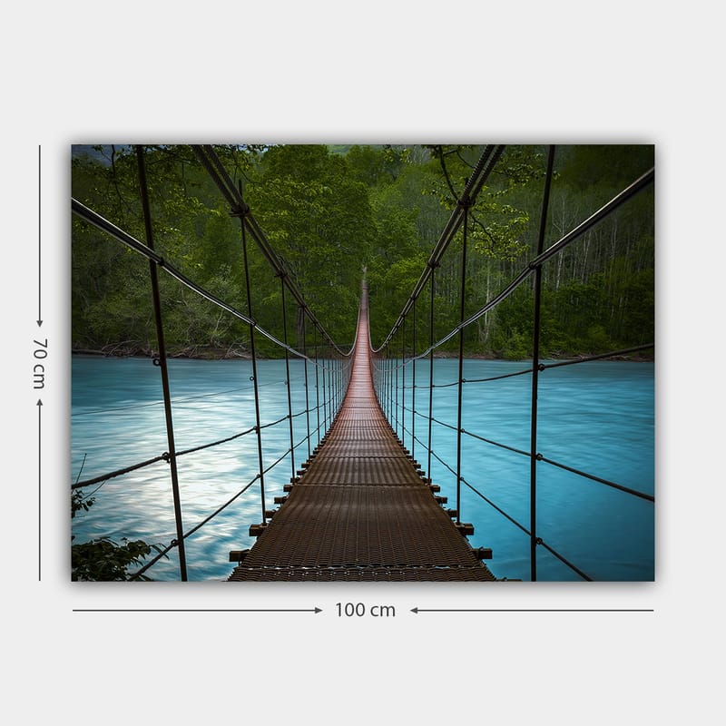 Lerretsbilde 70x100 cm - Hengebro som går over en rolig, blå elv omgitt av frodige trær - Mørk brun / Turkis / Grønn - Interiør - Maleri & posters - Lerretsbilder