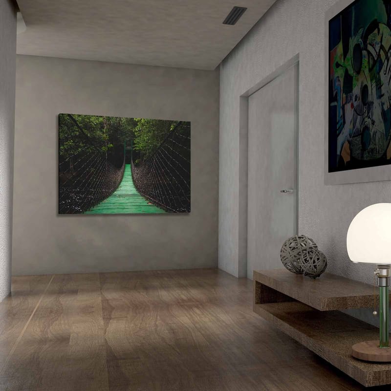 Lerretsbilde 70x100 cm - Hengebro som strekker seg gjennom en frodig skog - Grønn / Svart - Interiør - Maleri & posters - Lerretsbilder