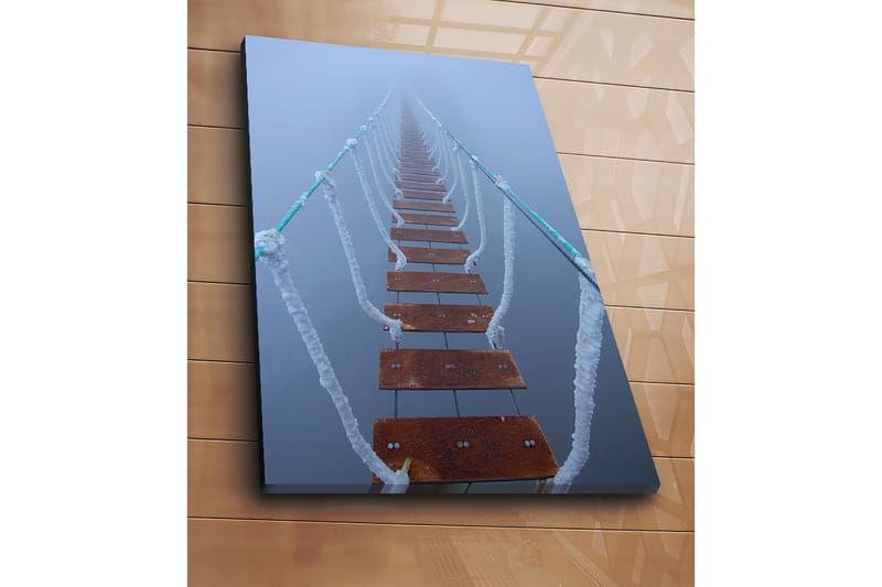 Lerretsbilde 70x100 cm - Hengebro som strekker seg gjennom tåken og skaper en mystisk og fjern følelse - Mørk brun / Hvit / Lys blå - Interiør - Maleri & posters - Lerretsbilder