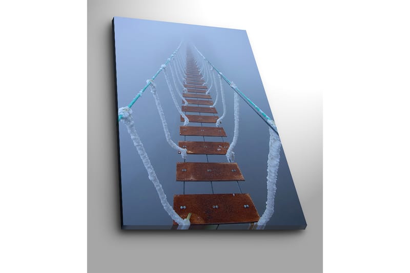 Lerretsbilde 70x100 cm - Hengebro som strekker seg gjennom tåken og skaper en mystisk og fjern følelse - Mørk brun / Hvit / Lys blå - Interiør - Maleri & posters - Lerretsbilder