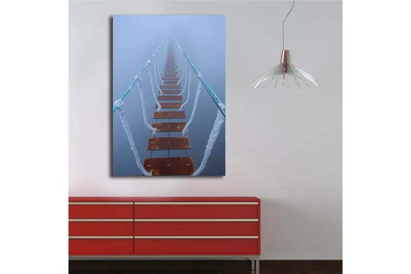 Lerretsbilde 70x100 cm - Hengebro som strekker seg gjennom tåken og skaper en mystisk og fjern følelse - Mørk brun / Hvit / Lys blå - Interiør - Maleri & posters - Lerretsbilder