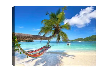 Lerretsbilde 70x100 cm - Hengekøye mellom palmer på en tropisk strand med klart blått hav - Grønn / Blå / Beige - Interiør - Maleri & posters - Lerretsbilder